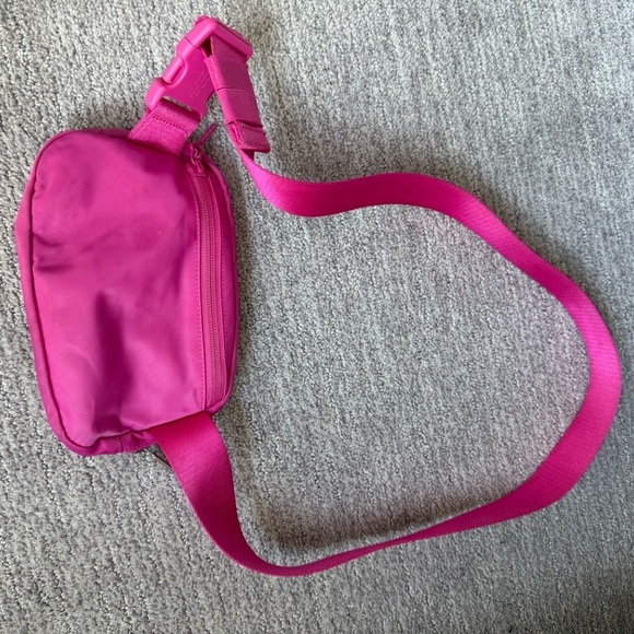 Lululemon Everywhere Belt Bag Sonic Pink - Picture 2 of 5